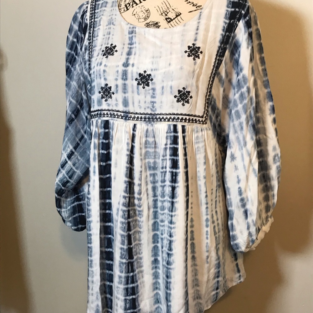 EMBROIDERED 3/4 SLEEVE BLUE/WHITE TIE DYE OVERSIZED SUZANNE BETRO TOP SZ S